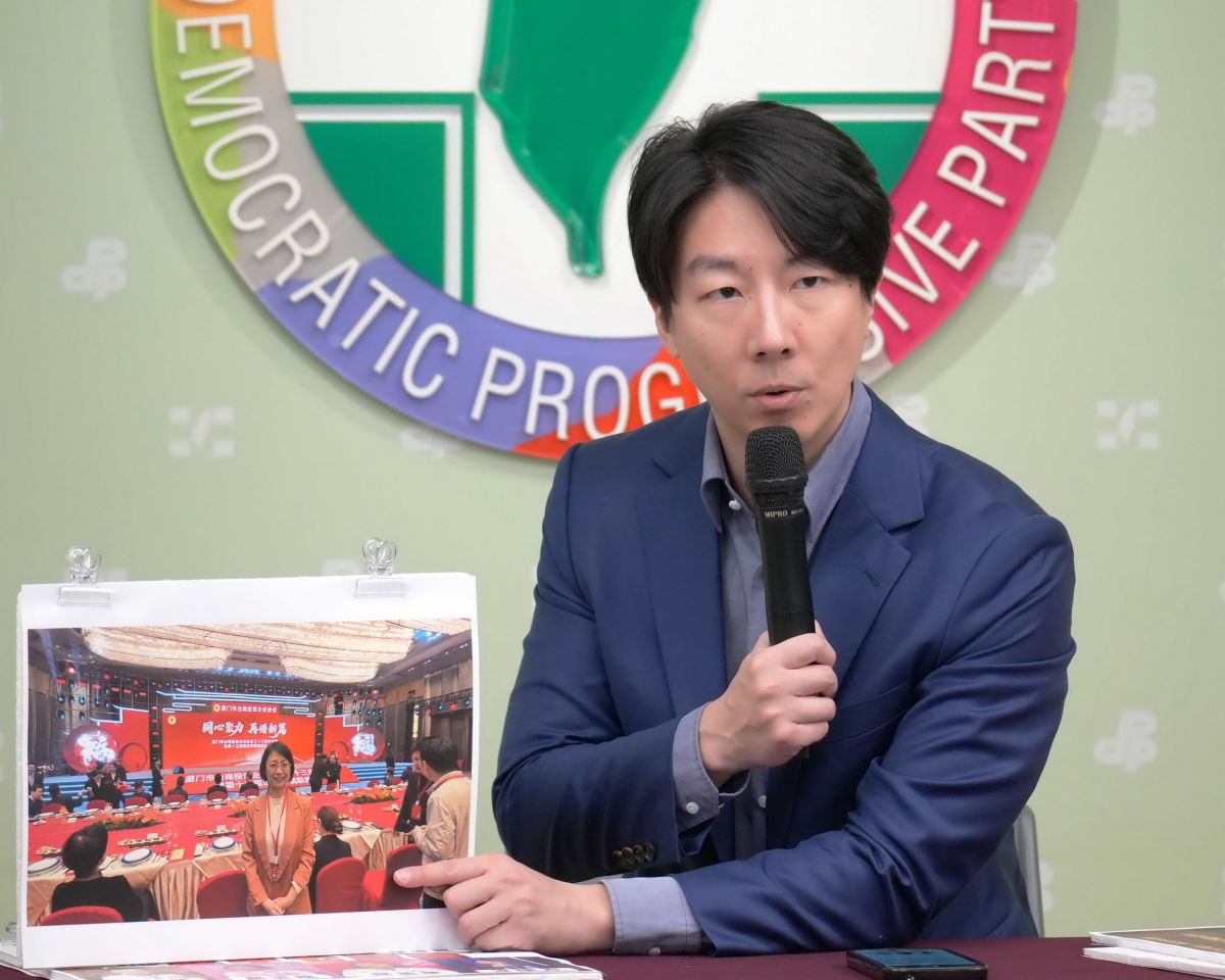 圖／民進黨發言人吳崢今（22）日召開記者會，要求國民黨對行程內容清楚交代。（民進黨提供）