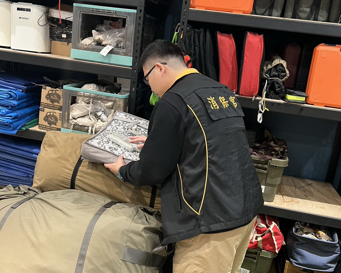 圖／歲末露營熱潮帶動設備租賃需求，新北市政府消費者保護官針對轄內露營設備租借業者進行行政調查。（新北市政府法制局提供）