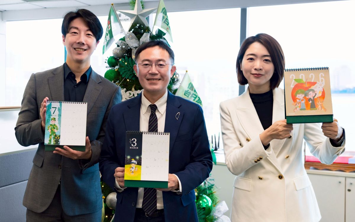 圖/民進黨也同步在社群平台上發布政績桌曆宣傳,由吳崢、韓瑩、李坤城等三位發言人各自介紹最喜歡的桌曆內頁設計。(民進黨提供)