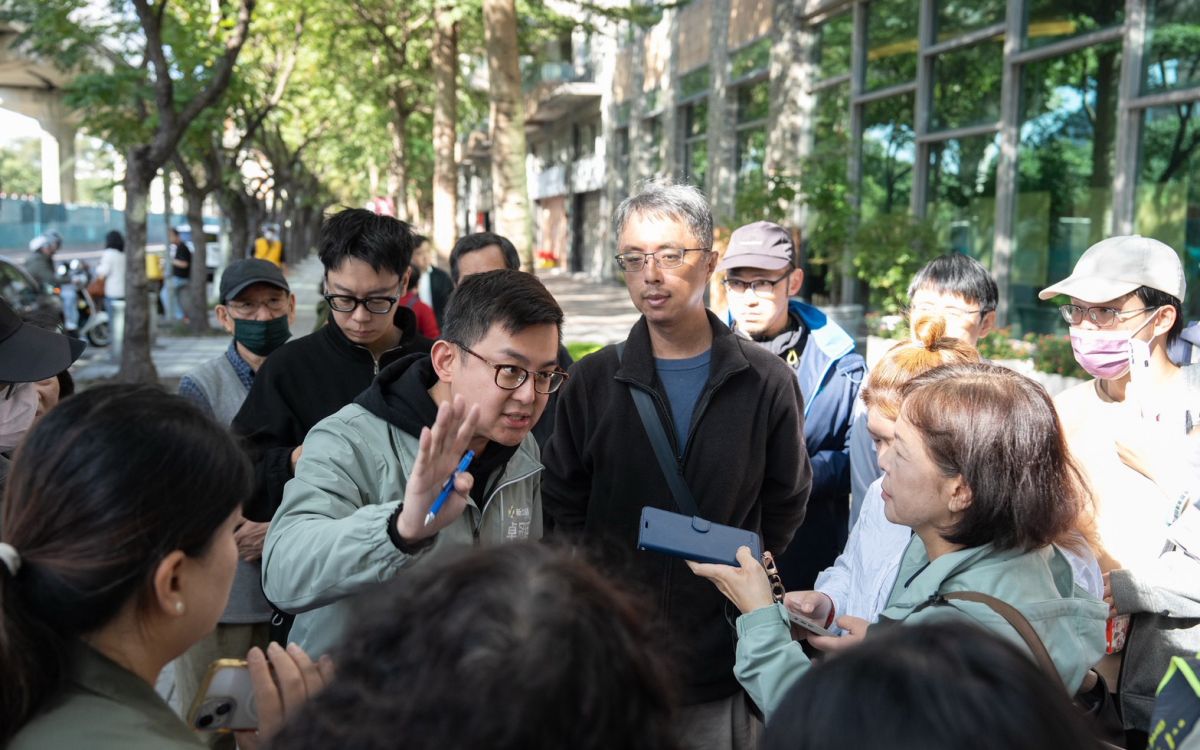 圖／卓冠廷在現場強烈抗議說，捷運測試從凌晨四點半開始，煞車聲、磨軌聲及低頻噪音全天候侵擾。（新北市議員卓冠廷服務處提供）