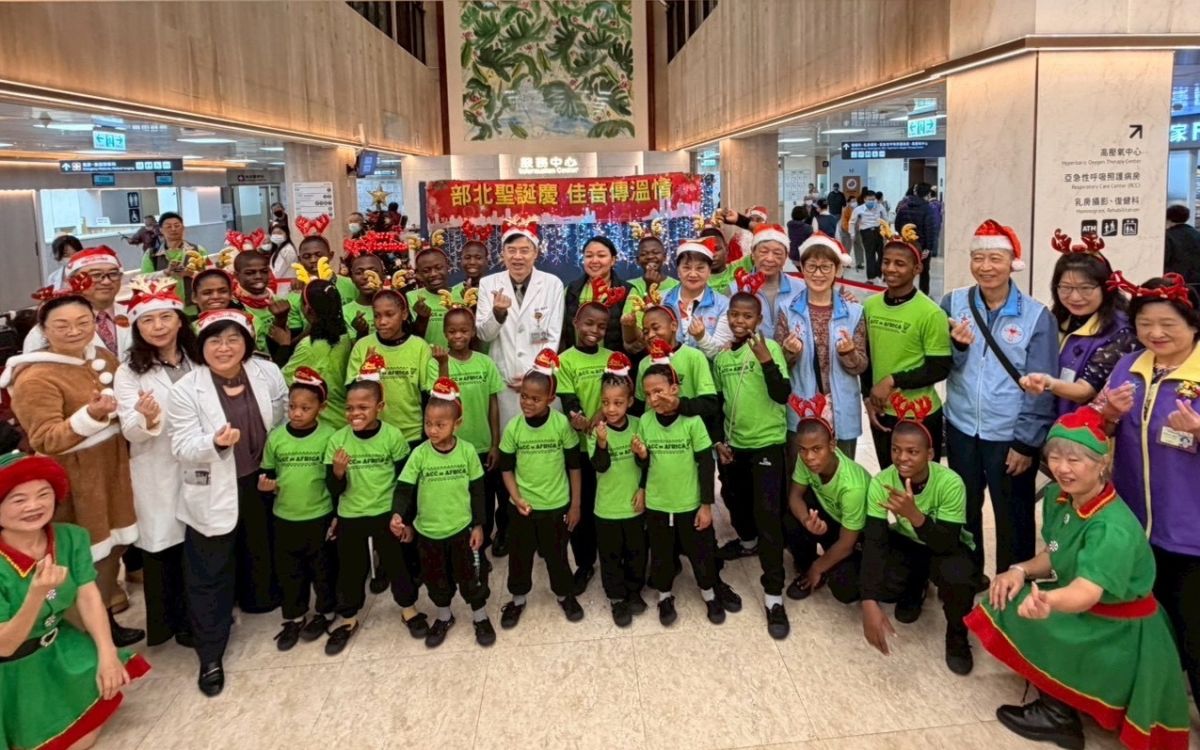圖／非洲院童走進衛生福利部臺北醫院報佳音，聖誕歌聲溫暖醫療現場。（衛生福利部臺北醫院提供）