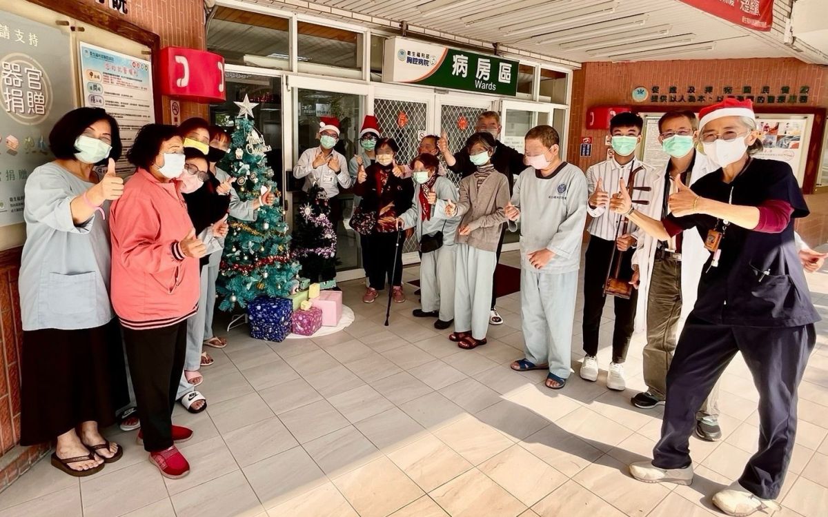 圖／聖誕節前夕，衛生福利部胸腔病院今（ 23） 日在住院大樓大廳舉辦病房聖誕的活動。（衛生福利部胸腔病院提供）
