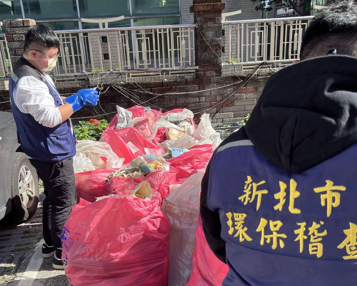圖／環保局稽查人員執行破袋稽查，確認廢棄物的來源及可疑對象。（新北市政府環保局提供）