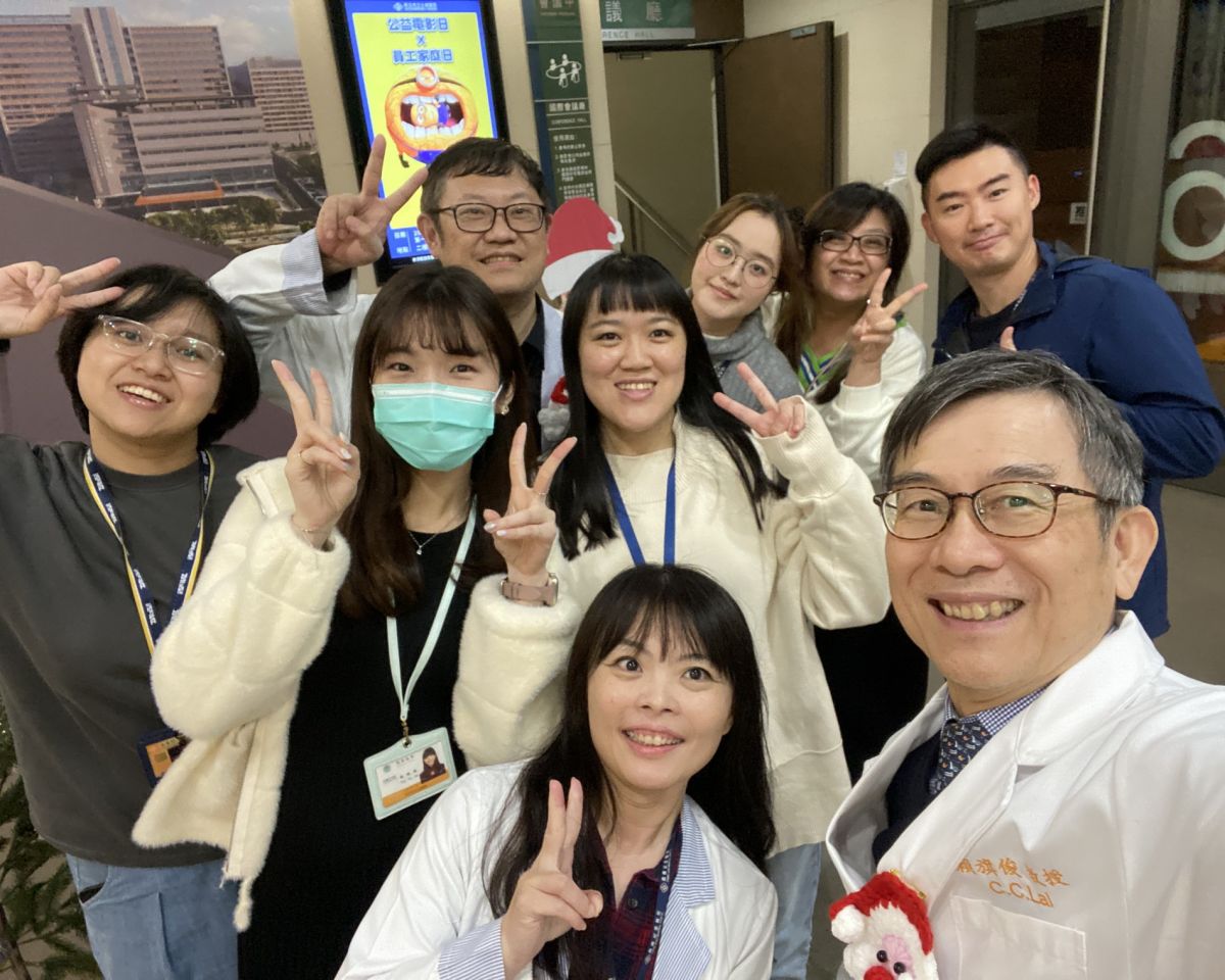 圖／土城醫院院長賴旗俊開心與同仁自拍，現場氣氛溫馨融洽。（新北市立土城醫院提供）