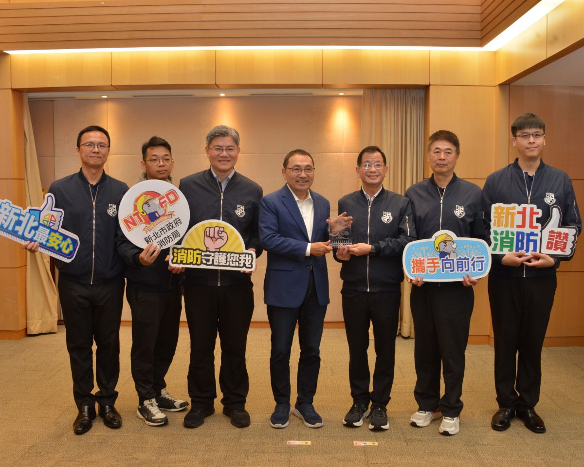 圖／消防局長陳崇岳今（24）日於市政會議中，將此項國際榮耀獻給市長侯友宜。（新北市政府消防局提供）