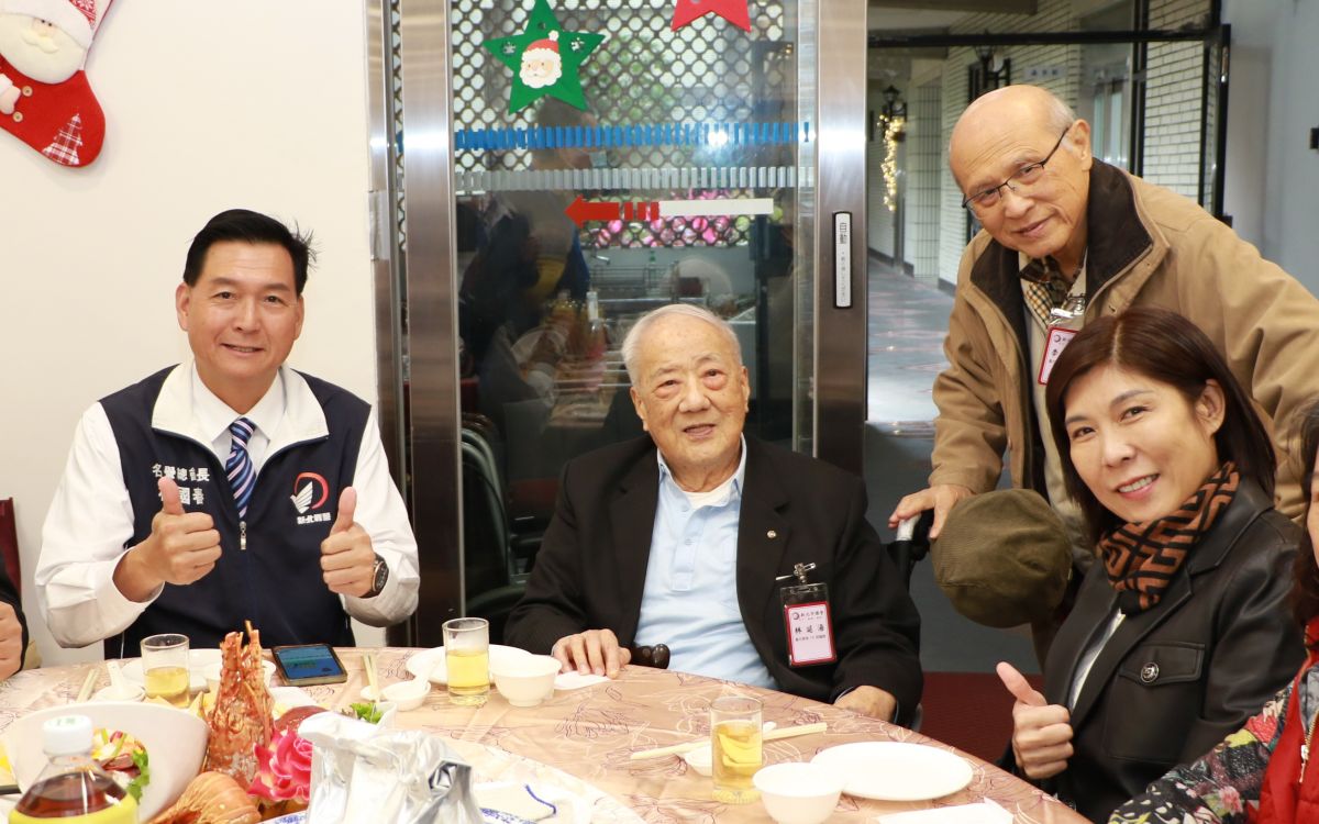 圖／高齡96歲的前議員林延湯（中）表示，人的生命有限，但民主精神必須世代延續，因此他每年都會風雨無阻參與。（新北市議會提供）
