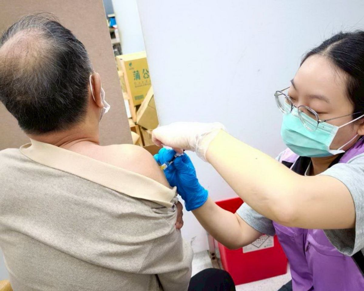 圖／衛生局表示，研究顯示流感與新冠疫苗可同時接種，安全性無虞；建議高風險的族群，採「左流右新」一次完成接種。（新北市政府衛生局提供）