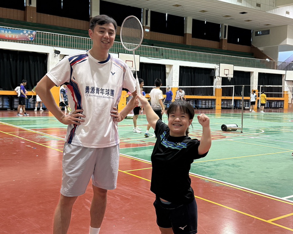 圖/鄭竣逸是帕拉羽球國手吳于嫣的指導教練,長期陪伴選手走過訓練與競賽的每一個階段。(新北市政府體育局提供)