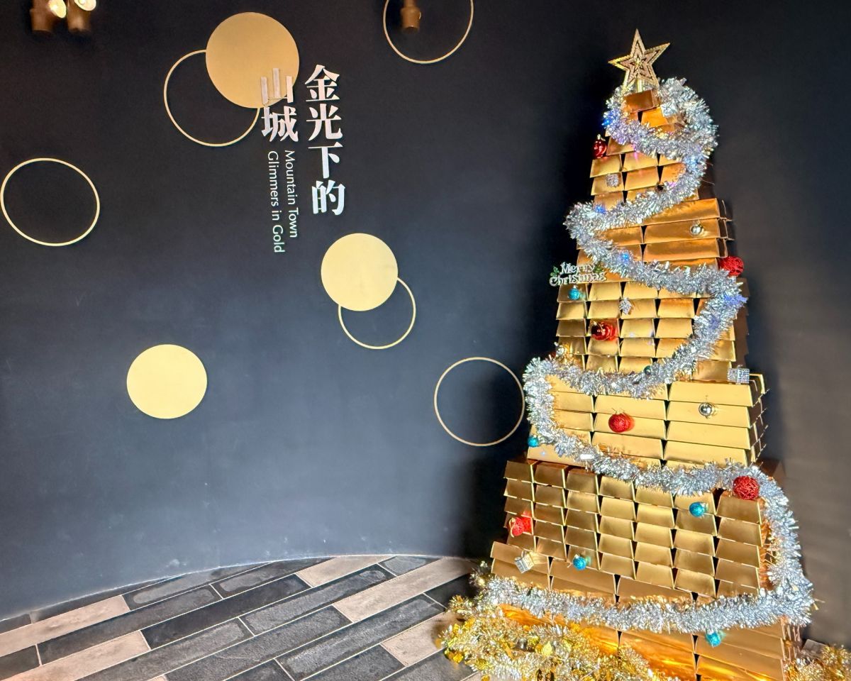 圖／在金磚聖誕樹前打卡Tag，即可換取美味鬆餅。（黃金博物館提供）