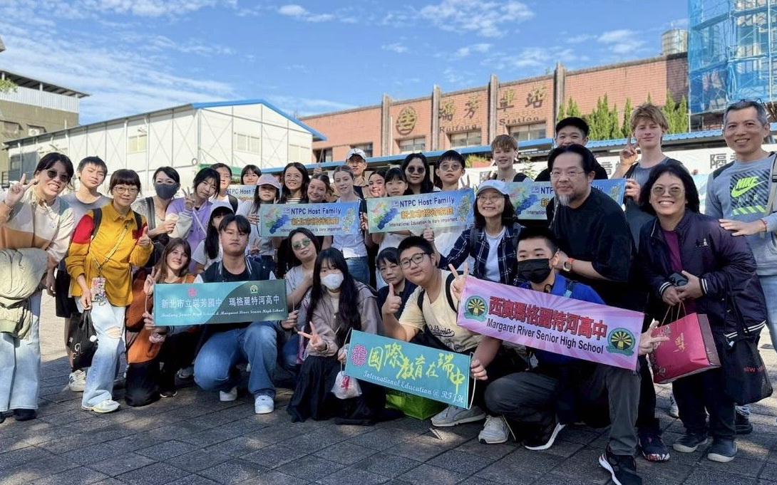 圖／瑞芳國中在校長許憶雯（右4）帶領寄宿家庭及姊妹校學生遊鐵道火車之旅。（新北市政府教育局提供）