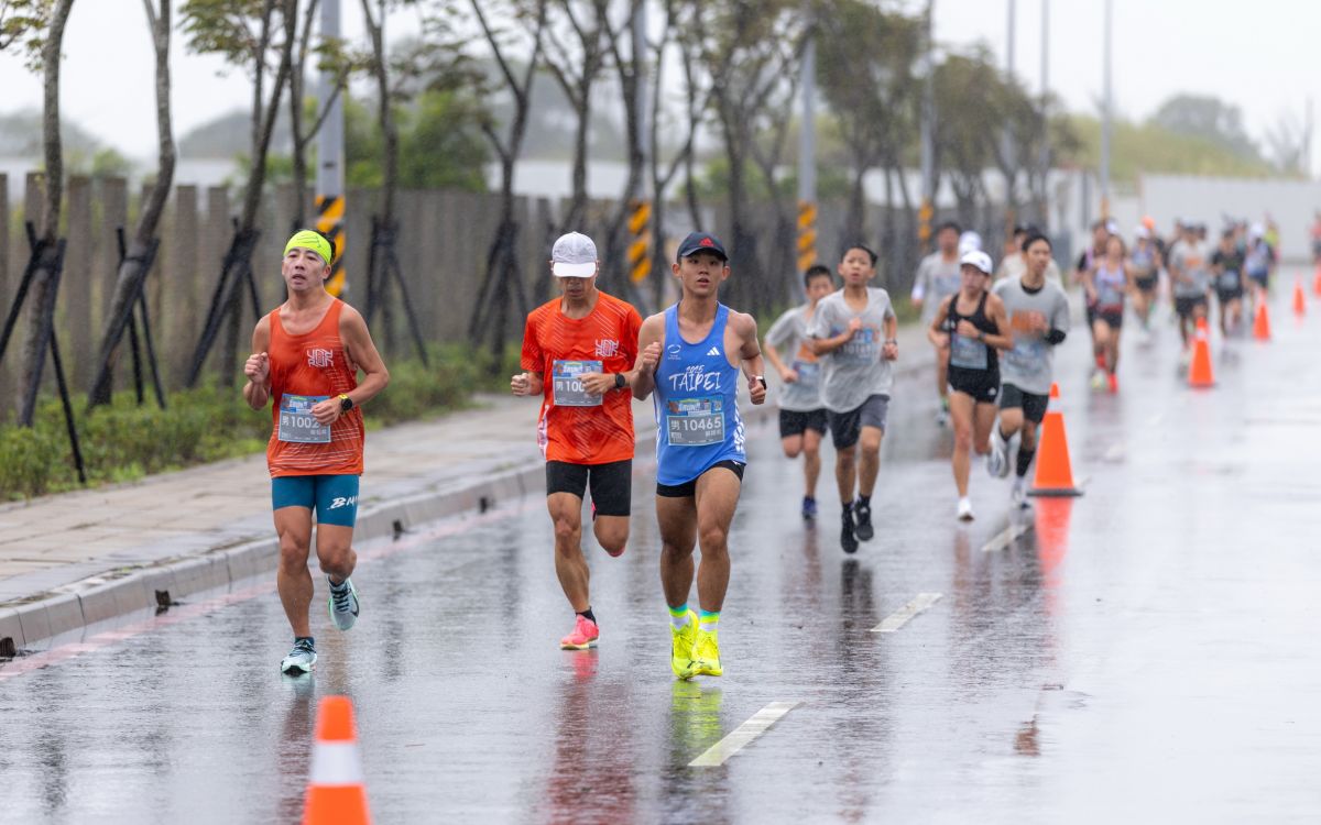 圖/跑者在冬季中仍然熱情開跑,每位跑者都是「防水材質」。(林口區公所提供)