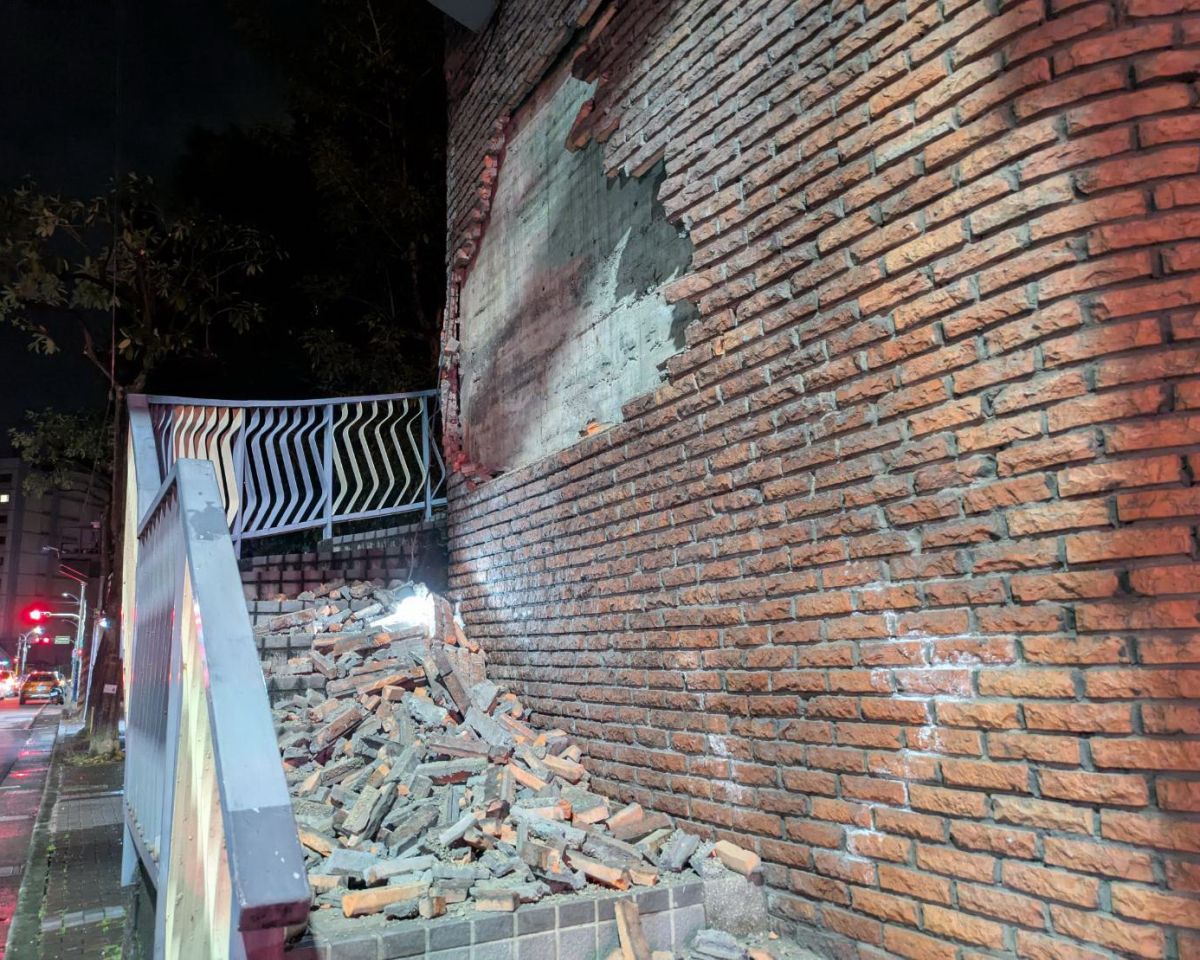 圖／新莊丹鳳高中前的天橋磁磚掉落，無人受傷。（新北市政府消防局提供）