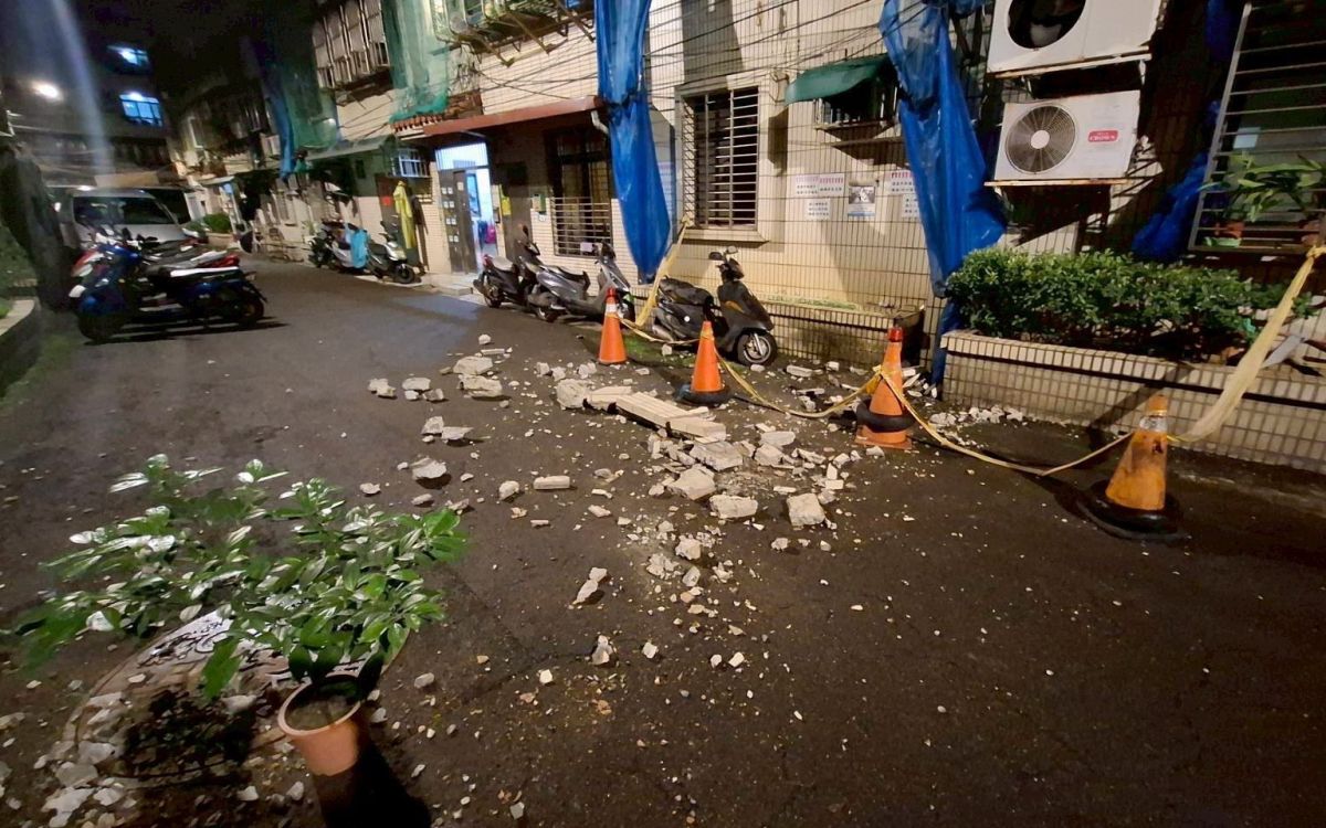 圖/板橋區中山路二段539巷一處建物因地震出現外牆磁磚剝落、掉落的情形。(新北市議員石一佑提供)