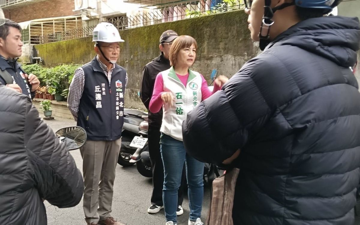 圖/新北市議員石一佑於地震後前往現場關心時,已實施道路封閉與交通管制,避免二次危險。(新北市議員石一佑提供)