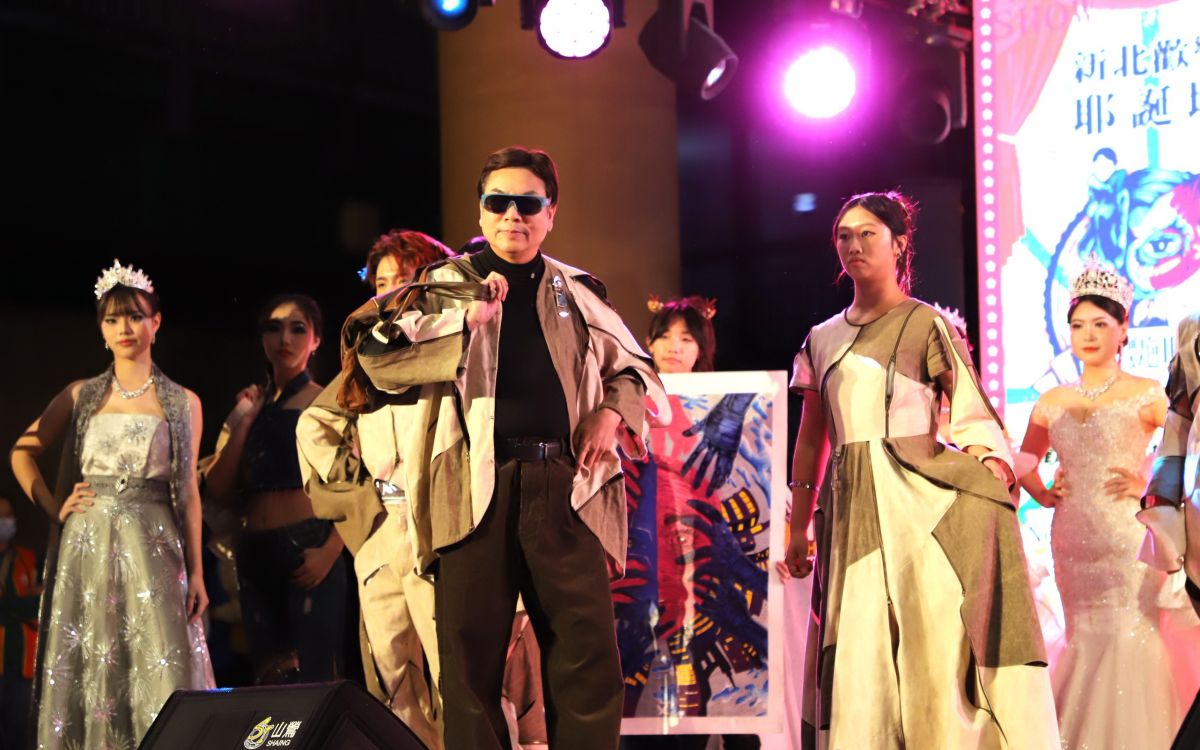 圖／副市長劉和然走秀的作品主題「織鍊」，以新舊材質交錯、多元融合為核心概念呈現差異共存。（新北市政府教育局提供）