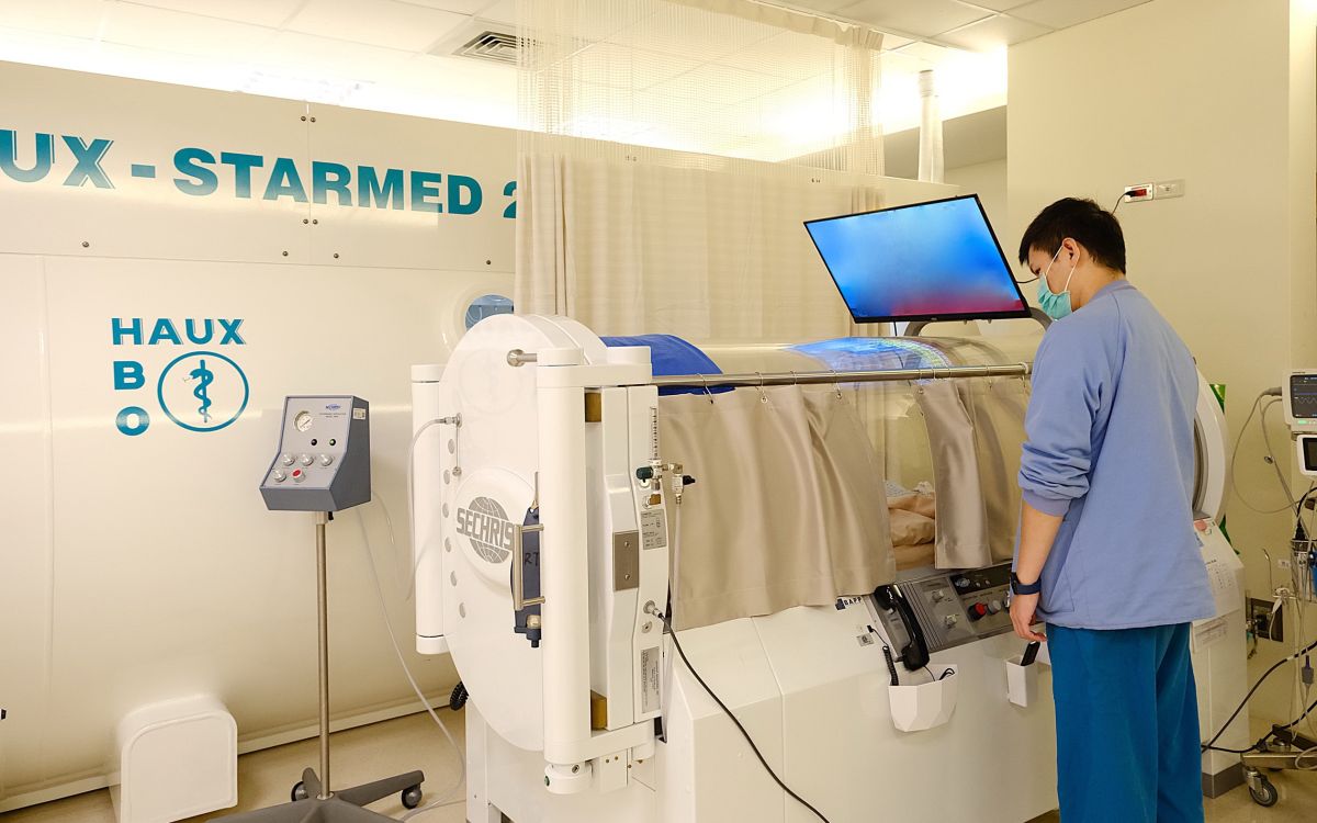 圖／結合多職類共同照護，運用多人艙與單人艙，提供心血管及缺血疾病安全精準治療，守護病人健康。（亞東醫院提供）