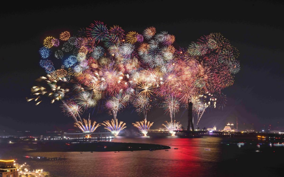 圖／新北跨河煙火以淡水河為舞台，去年更被網友稱為此生必看煙火。（新北市政府高灘地工程管理處提供）