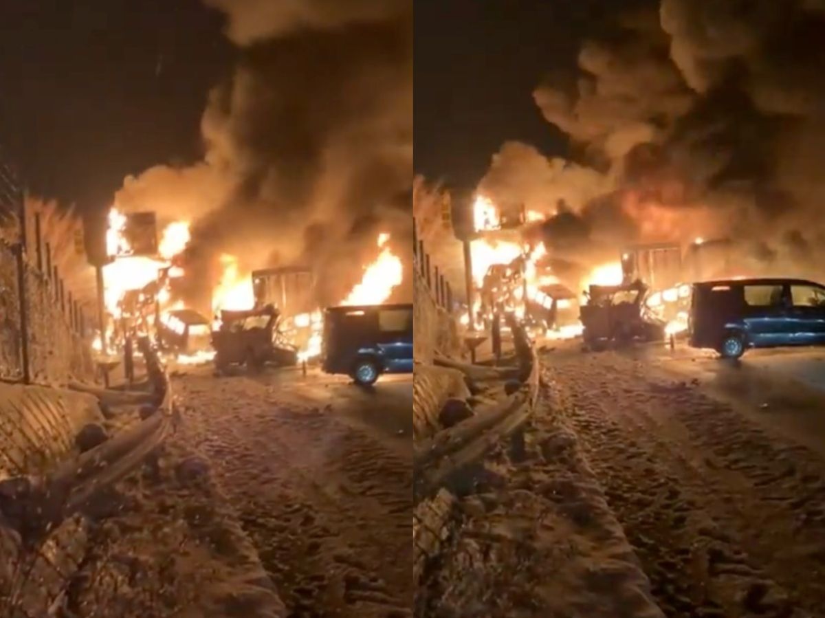 圖/日本群馬縣26日晚間傳出嚴重交通事故,至少15輛車發生連環追撞,現場一度冒出大量濃煙。(翻攝自 @vEsX7qArv1Cf2uB X)