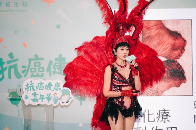 圖／抗癌大使唐玲分享勇敢抗癌的經歷，赤紅如燄的羽毛象徵著重生，宛如浴火鳳凰。