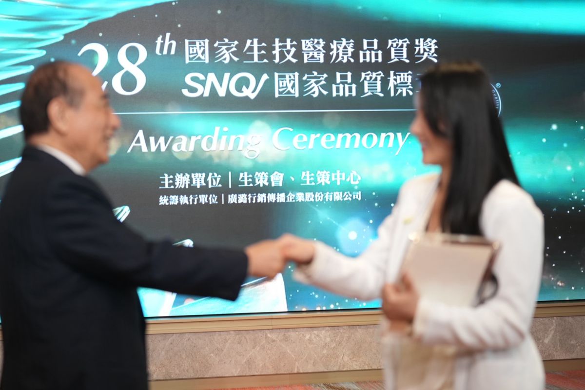 圖／SNQ創辦人王金平 與 營養師高敏敏 合影 受國家品質標章獎 肯定。（白袍聯盟 翁兆緯 攝）