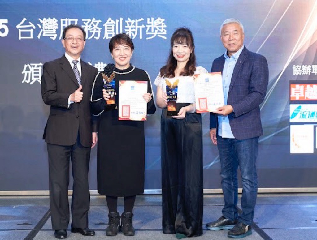 圖/協會 李培芬總顧問(左二) 榮獲 卓越領航獎,韋文敏秘書長(右二) 獲頒 最佳貢獻獎,為十年「服務創新獎」留下重要而珍貴紀錄。(左)前任理事長姜長安,(右)為新任理事長黃軒凱。(服協提供)