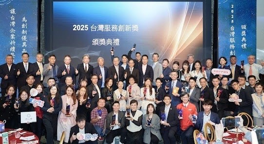 圖/得獎者與全體理監事貴賓合影。(服協提供)