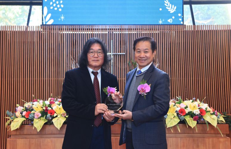 圖／何萬順教授（左）繼去年獲頒東海教學傑出獎、臺灣語言學學會終身成就獎，今年再獲教育部學術獎肯定。（東海大學 提供）