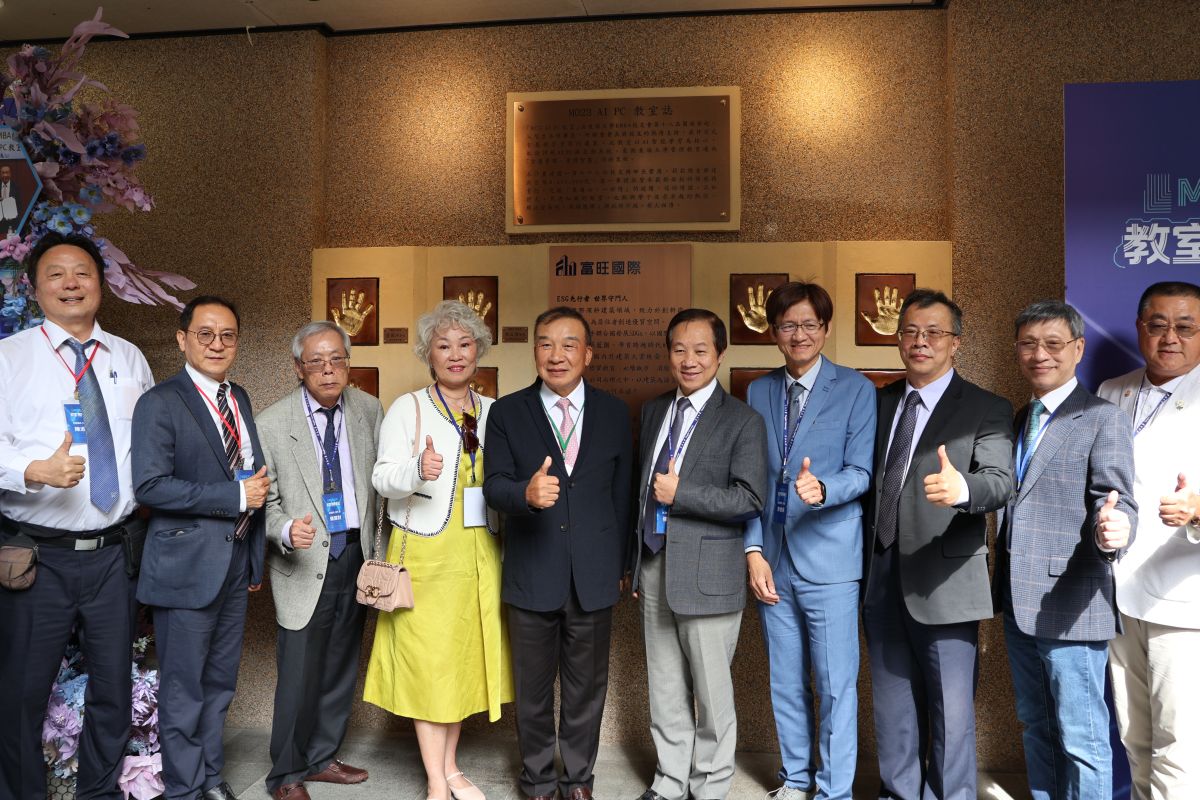 圖／東海管理學院院長曾俊堯(右4)表示，EMBA不僅引入國際頂尖學術思想，還邀請諾貝爾經濟學獎得主Robert Engle於2026年2月2日蒞校演講，探討金融風險與不確定性的永續治理。（東海大學 提供）