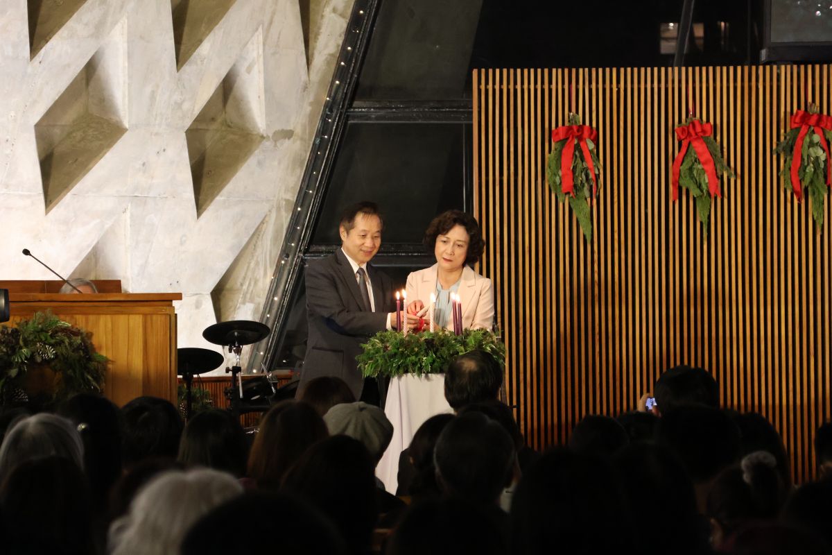 圖/校長張國恩與夫人羅蕙蓮共同點亮第五根蠟燭,希望每一位走進東海的人,都能在耶穌基督誕生的日子裡,感受到安定與祝福,帶著平安與盼望迎向新的一年。(東海大學 提供)