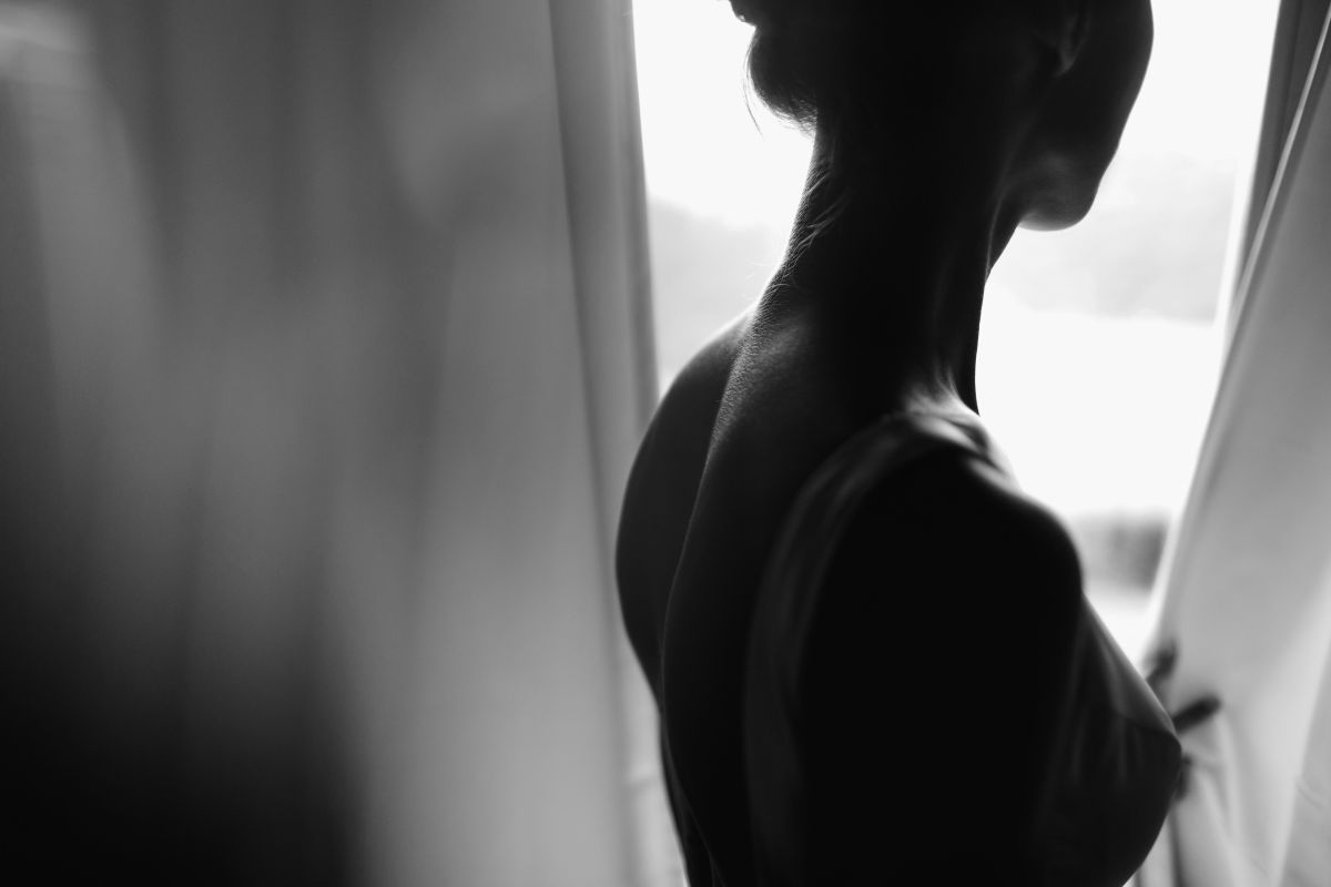 示意圖/一名62歲男子被控長期利用妻子藥物成癮與身心脆弱的處境,透過暴力、恐嚇與控制手段,迫使對方從事性交易並拍攝相關影片牟利。(擷取自 免費圖庫freepik)