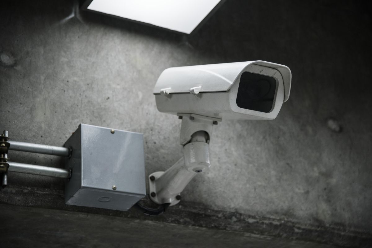 示意圖/南韓近年普遍使用網路監控攝影機(IP Cam)記錄家庭狀況、店舖營運或醫療空間,但警方近期揭露一起大規模資安漏洞事件。(擷取自 免費圖庫freepik)
