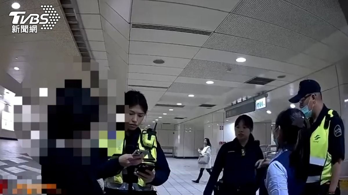 圖/乘客爆發拉扯糾紛,驚動其他旅客,警方趕赴現場了解。(TVBS 提供)
