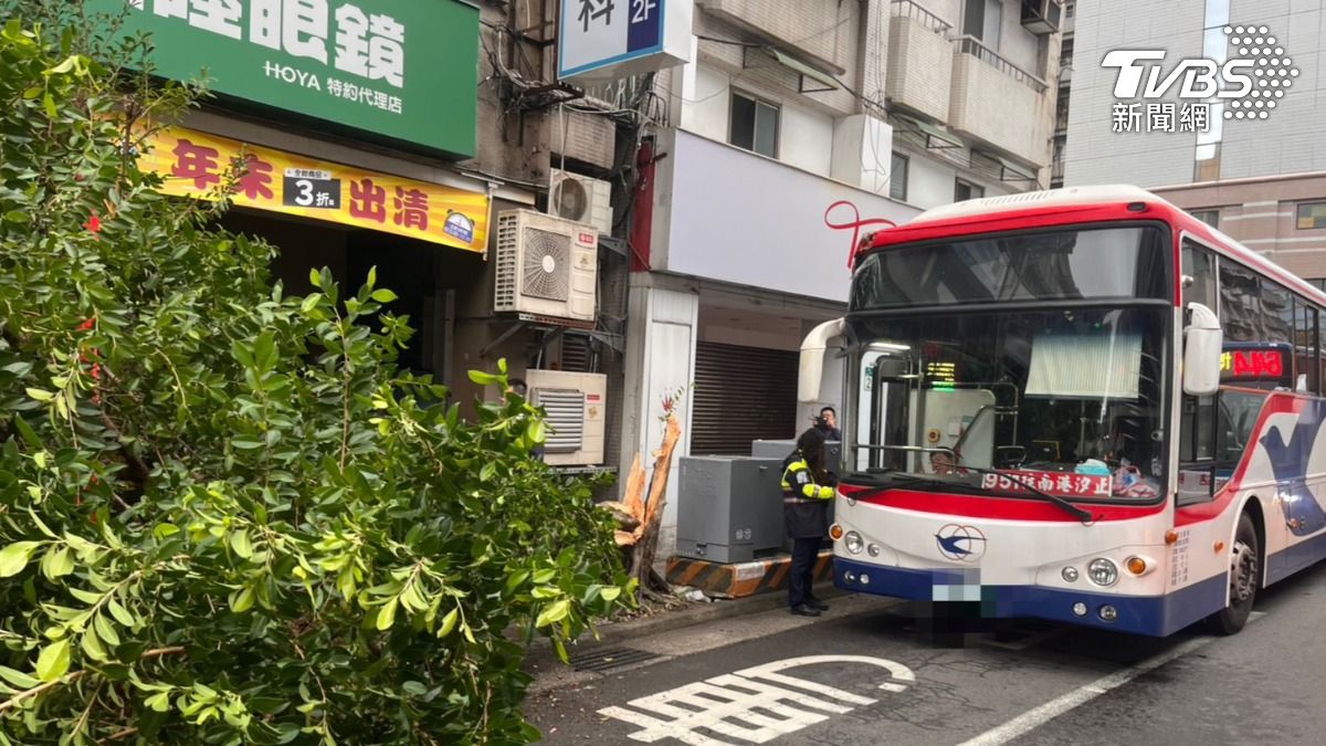 圖/新北市新店區今(2)日上午7時許發生一起交通事故。(TVBS 提供)