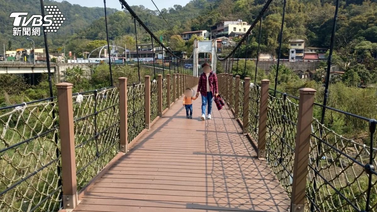 圖/內灣吊橋被列「U4危橋」緊急封閉,鄉公所財政吃緊向縣府求援。(TVBS 提供)