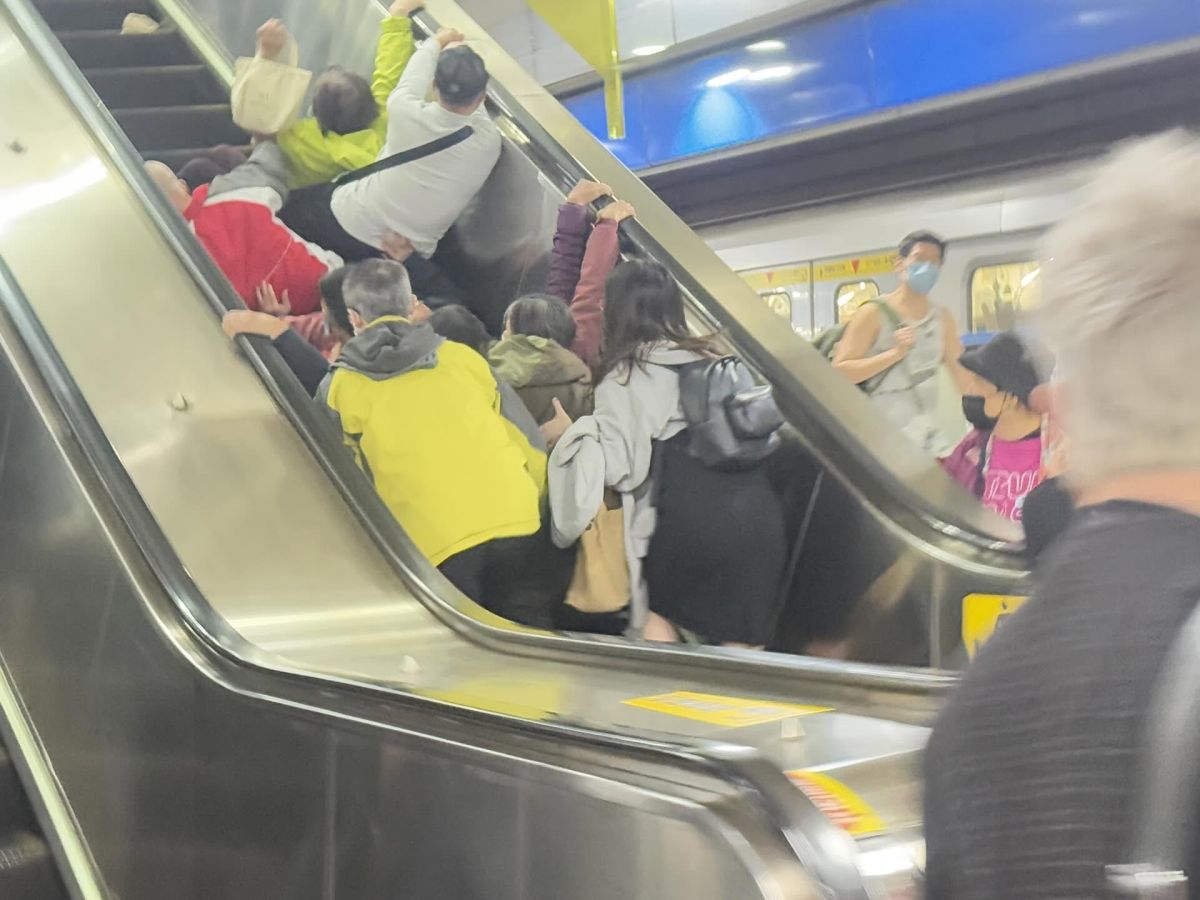 圖/北捷手扶梯多位年長旅客在同一座電扶梯上接連摔倒。(翻攝 Threads/@dailyhsing)