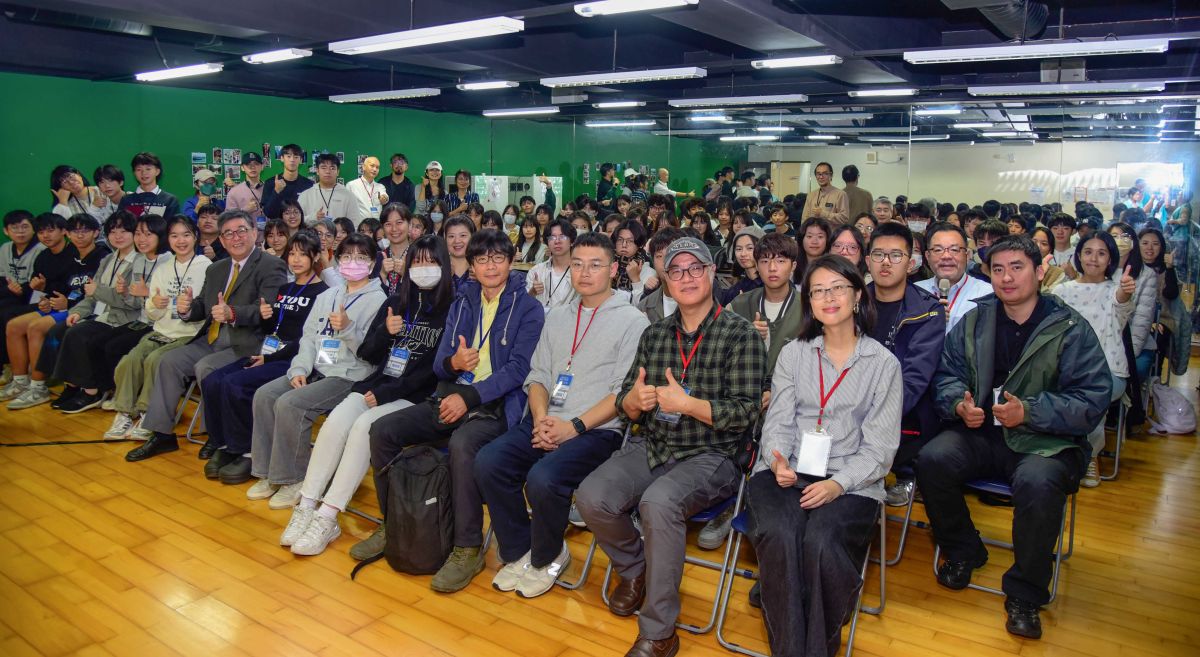圖/參加攝影工作坊的全體師生合影。(華梵大學提供)