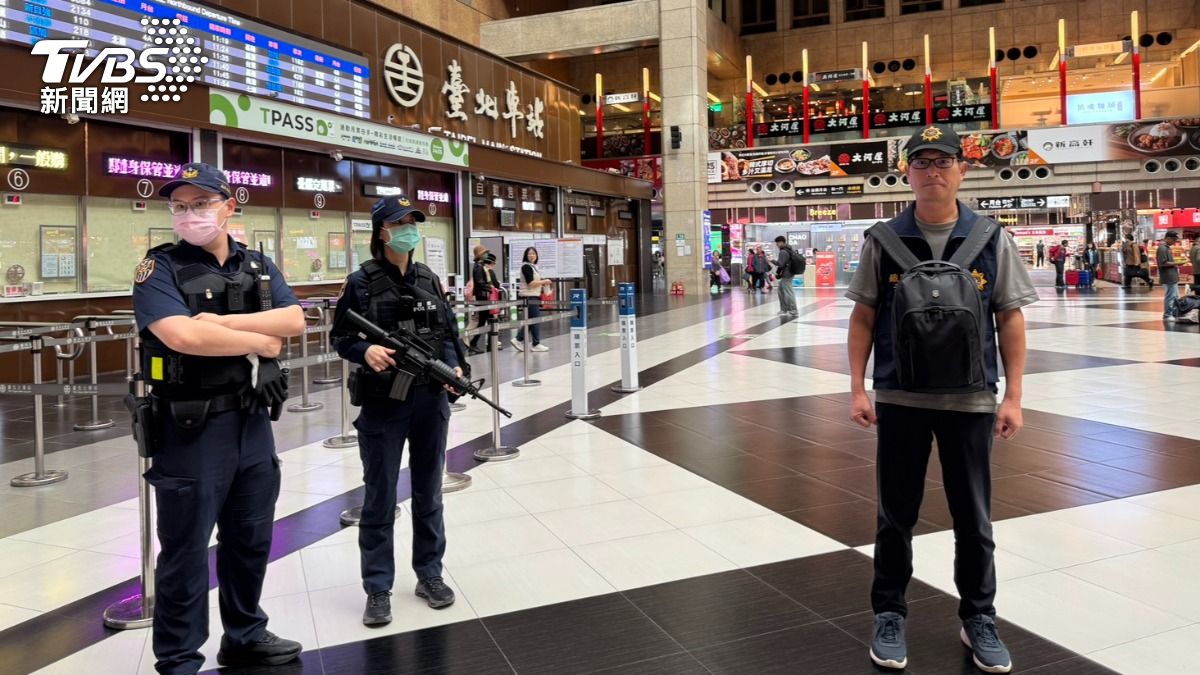 圖／員警荷槍實彈巡邏。（TVBS 提供）
