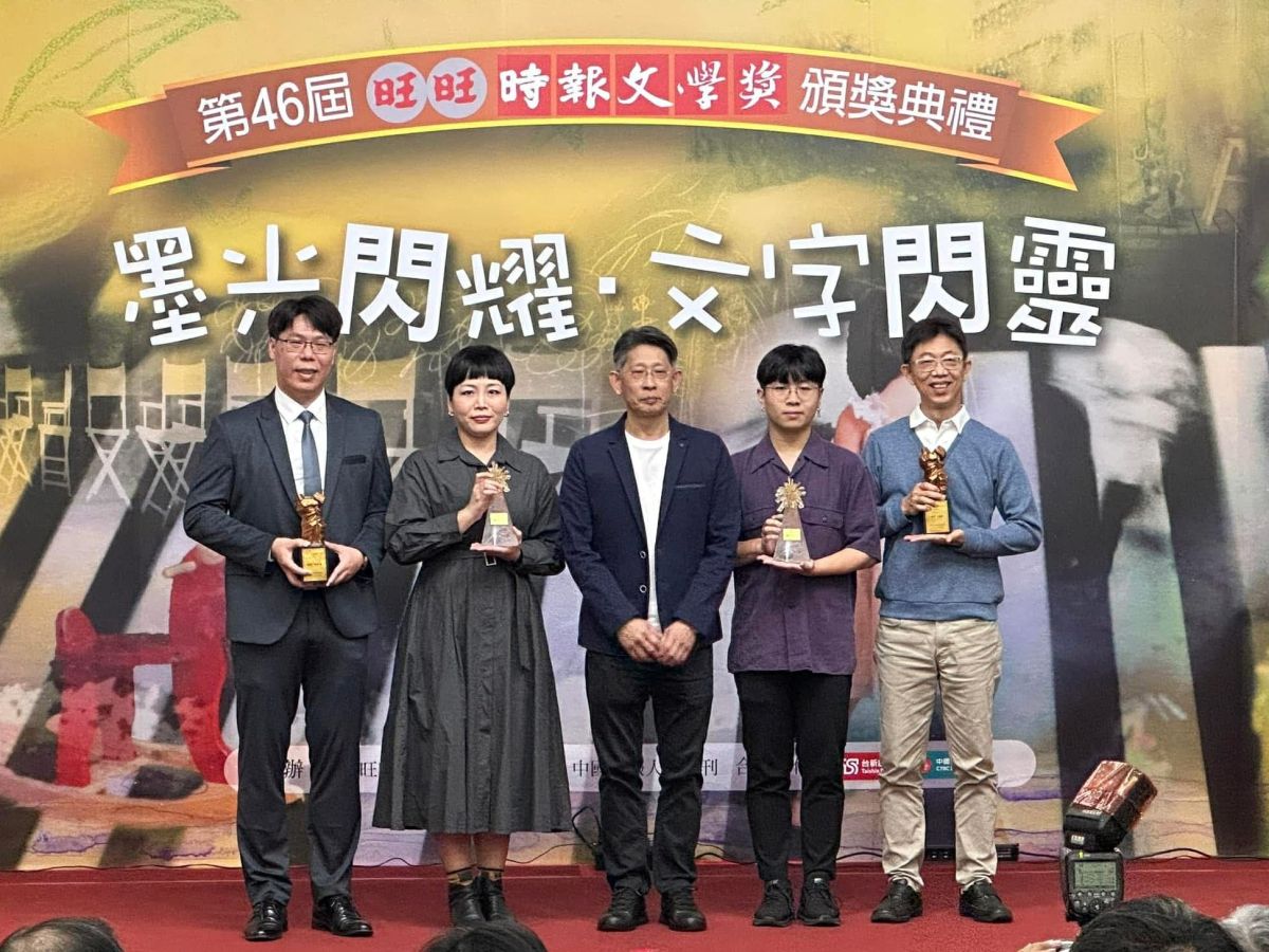 圖／東海中文系碩士生林佳儀（左二）摘下第21屆林榮三文學獎新詩組佳作，以及第46屆時報文學獎新詩組二獎，成為本年度唯一同時於兩大報文學獎獲獎的創作者。（東海大學 提供）