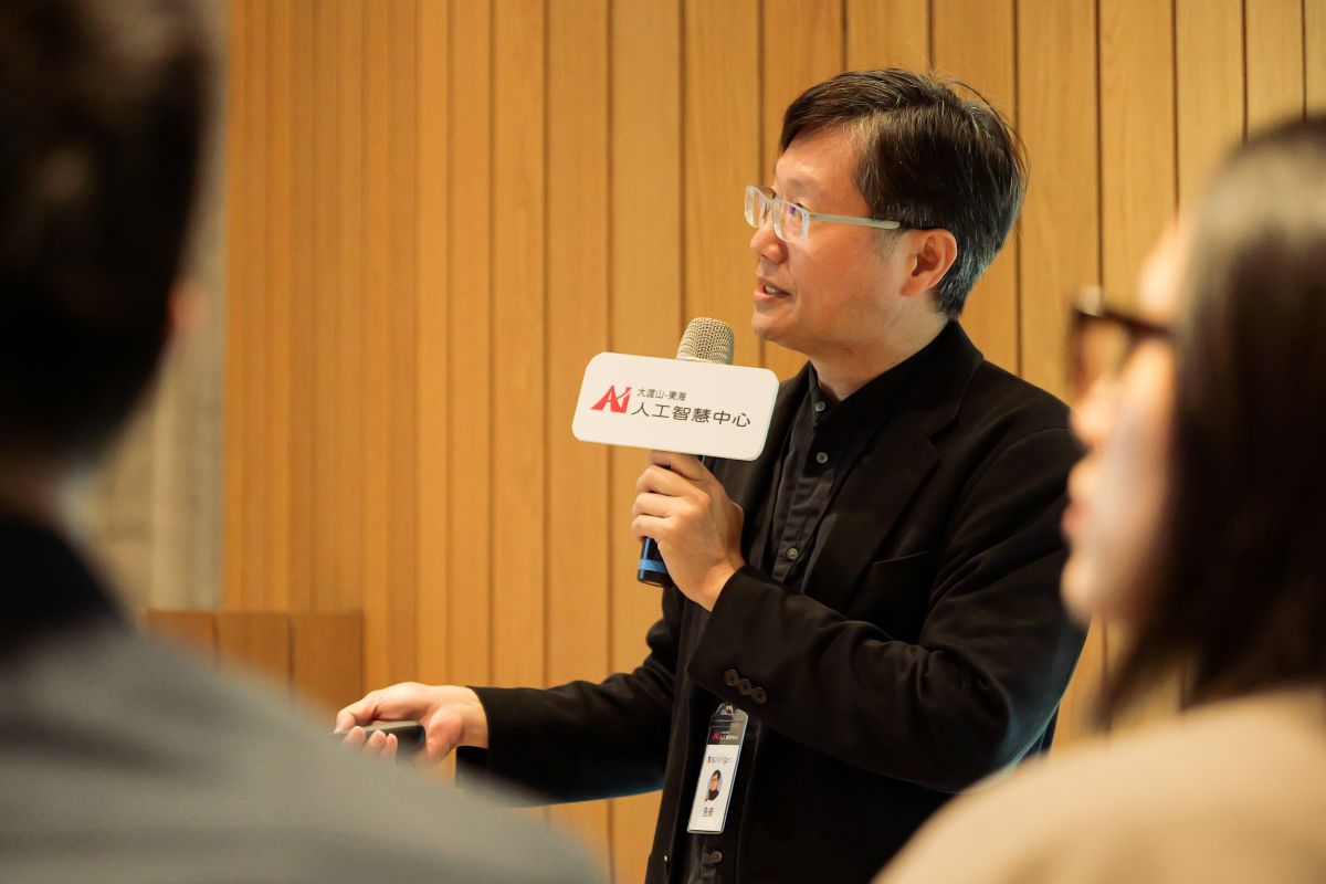 圖／大渡山東海人工智慧中心邱浩修主任指出，AI透過語意生成、知識讀取與自動建模，可在前期快速建立模型、減少資訊斷層。（東海大學 提供）