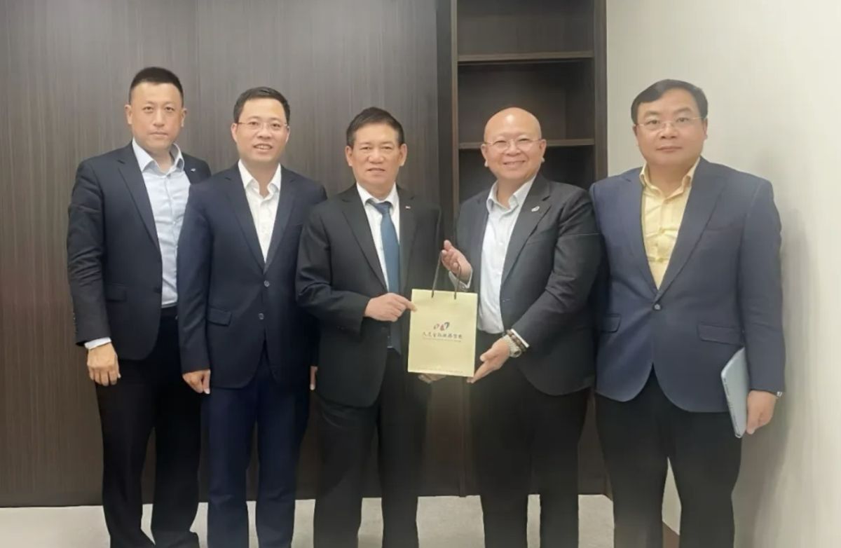 圖／天逸集團董事長溫峰泰（右2），在越南總理府會見越南副總理胡德福（H.E. Ho Duc Phoc）。（翻攝 天逸集團臉書)
