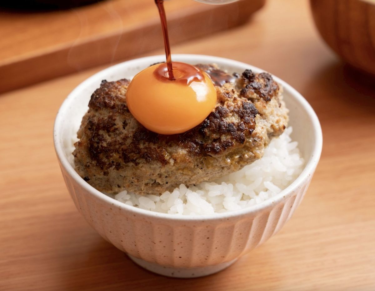 圖／生食級的濃郁蛋黃滑入晶亮Ｑ彈越光米中，再配上一口爆汁炭火漢堡排，構成最難抗拒的風味組合。（米與多蜜 提供）