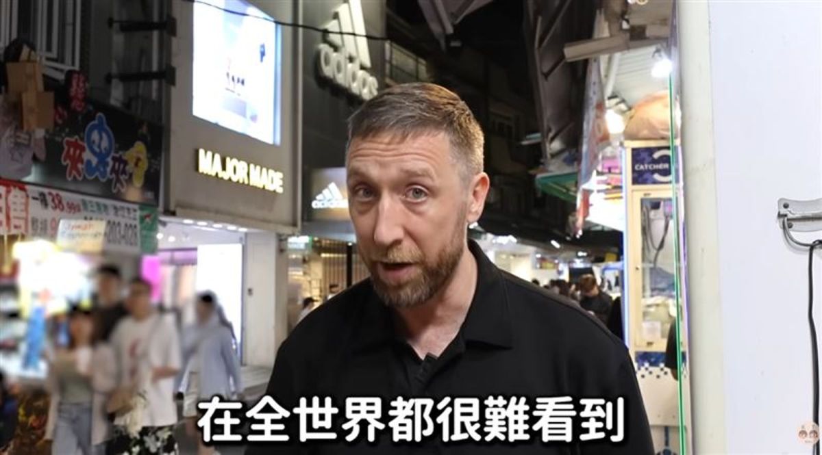 圖/美國YouTuber Topher造訪士林夜市,對台灣的治安程度感到不可思議。(翻攝 YouTube KT story )