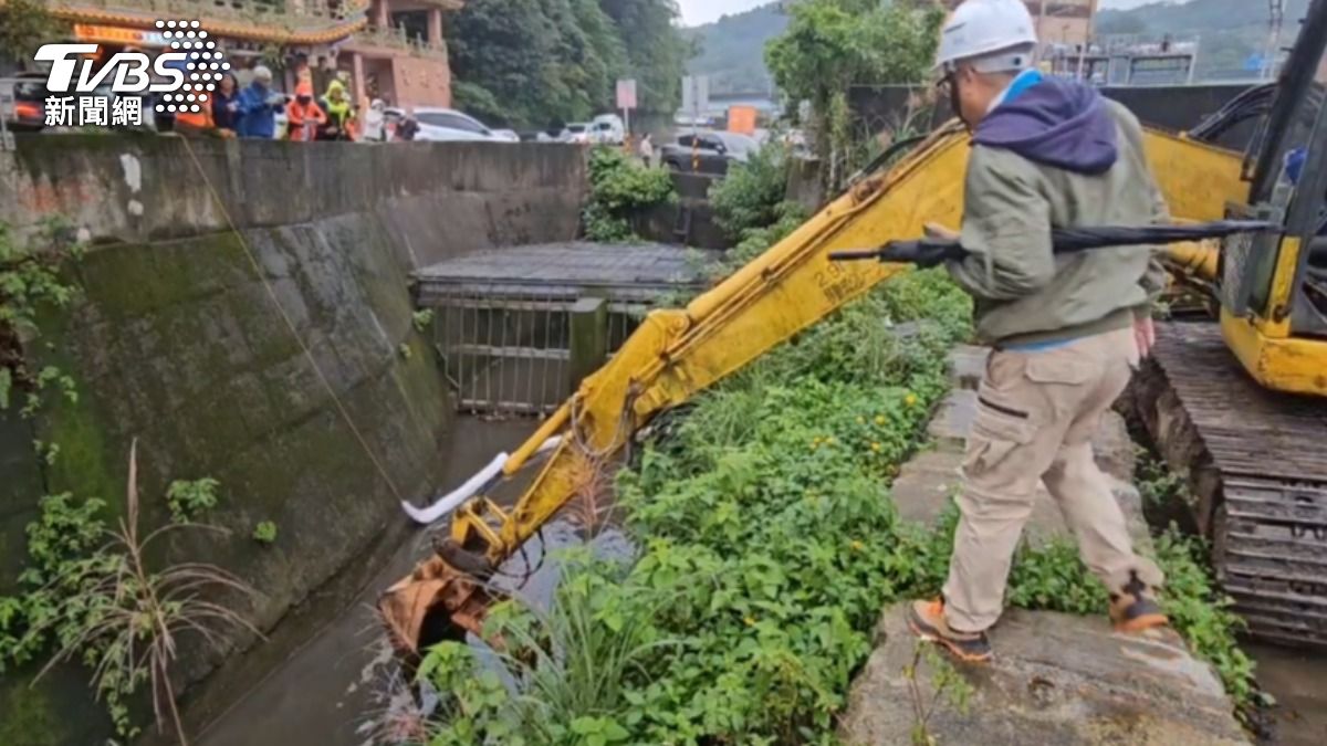 圖／隆暖暖區源遠路102巷旁大排，現白色泡沫。（TVBS 提供）