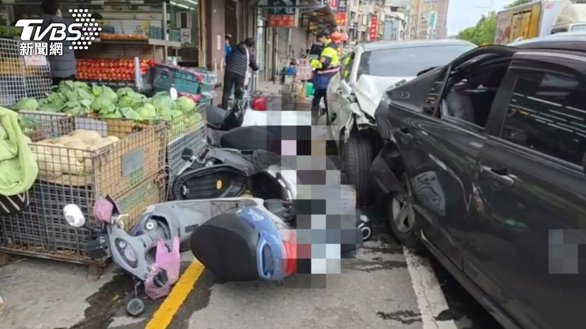 圖／基隆毒駕暴衝，沿路衝撞8機車波及攤販。（TVBS 提供）