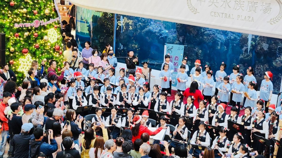 圖／大葉高島屋12月13日由天母國小直笛團帶來溫暖的聖誕旋律。（翻攝 資料照）