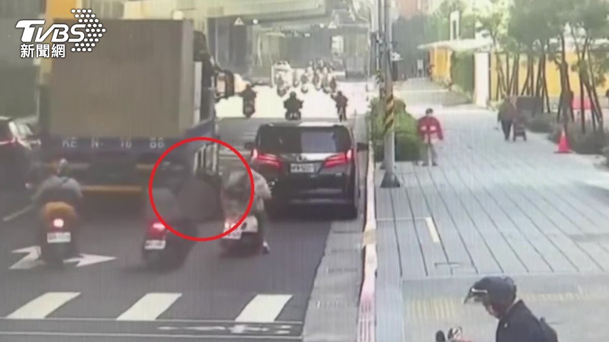 圖/婦人騎車疑似閃避違停車輛碰撞大貨車遭輾壓。(TVBS 提供)