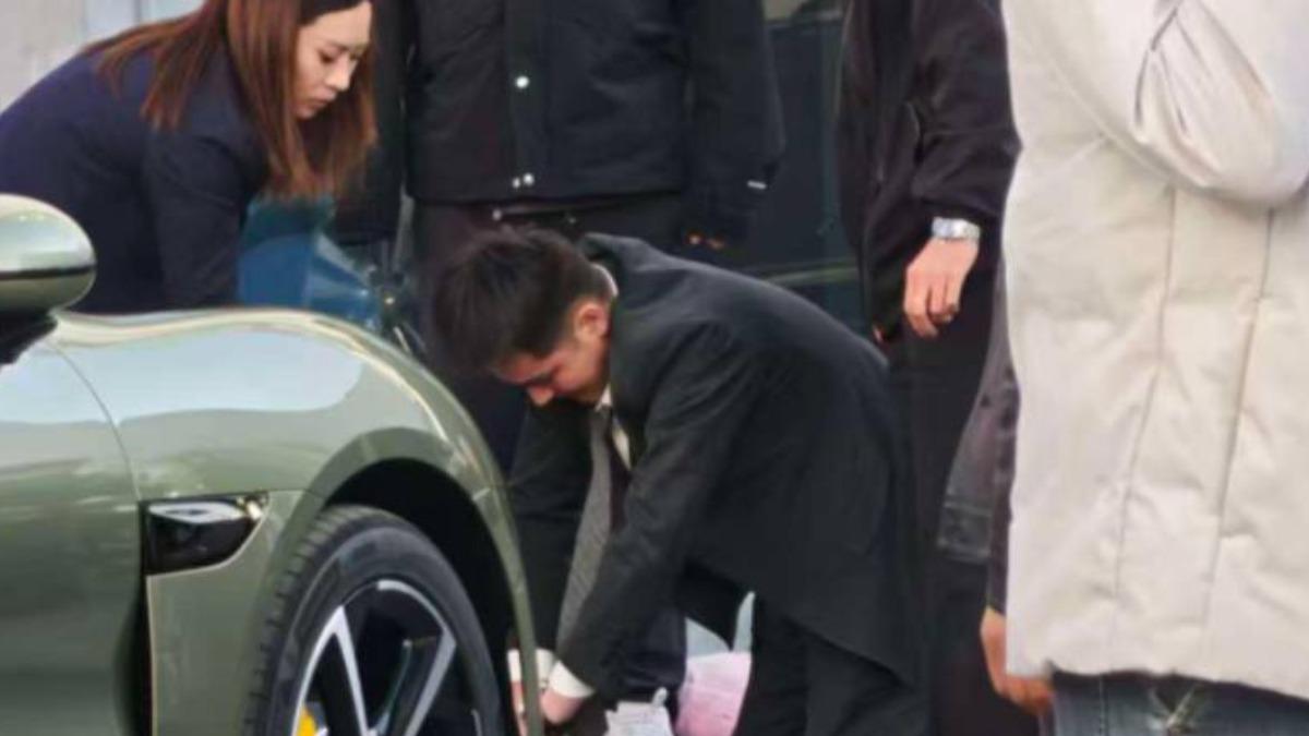 圖/小米SU7在交車中心倒車撞死業務,中國網友感嘆、原廠現身回應。(TVBS 提供)