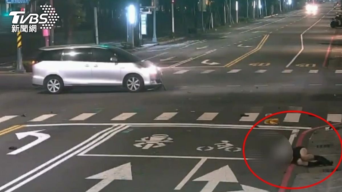圖/妙齡女遭廂型車猛撞噴飛。(TVBS 提供)