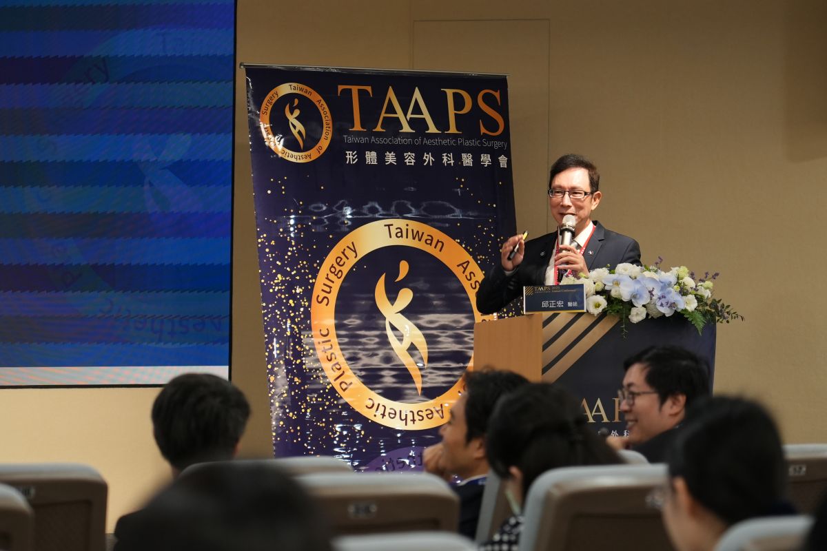 圖／形體美容外科學會理事長醫師邱正宏分享海外醫療觀光的不良事件。（形體美容外科醫學會 提供）