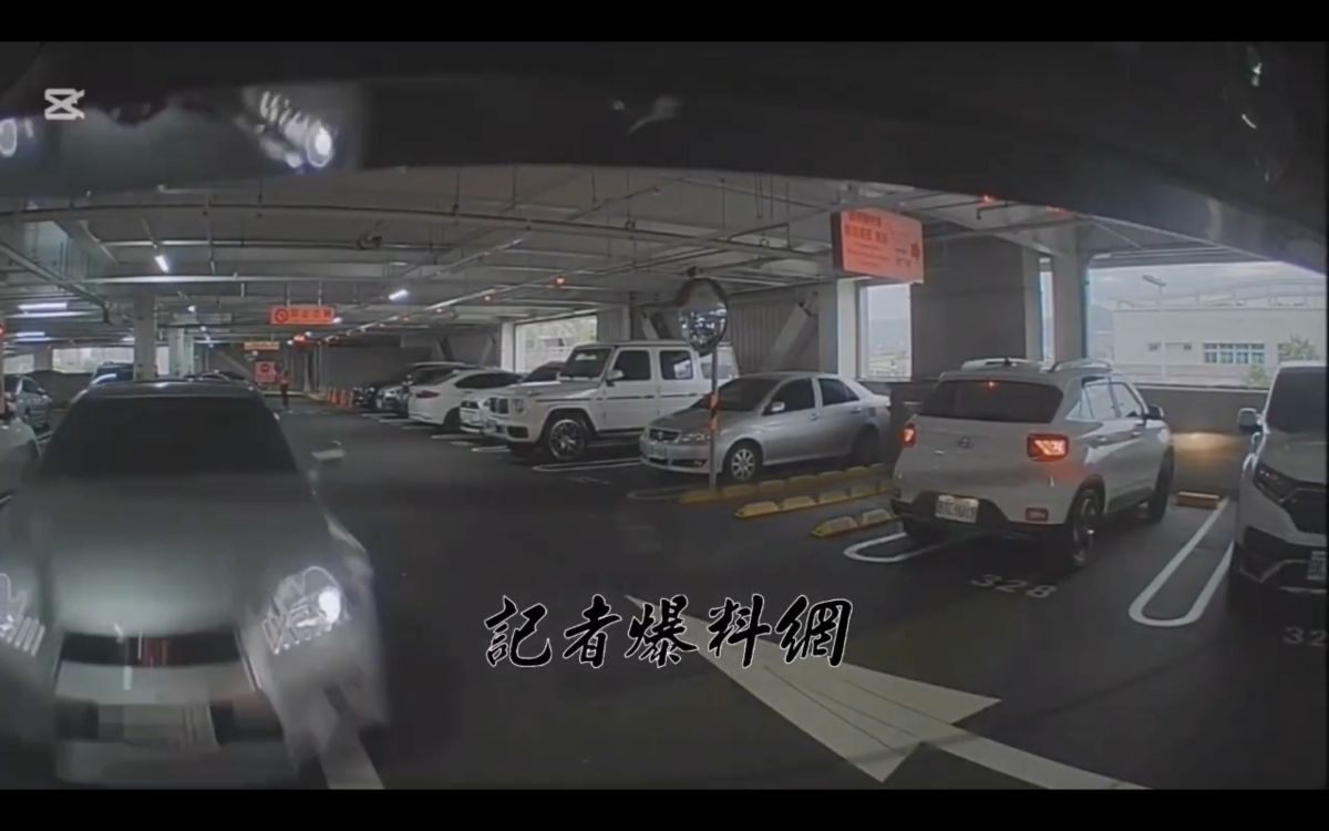 圖／夫妻透過後照鏡看到異狀，提醒彼此加速離開，但話才出口，銀色車輛突然衝撞而來。（翻攝 記者爆料網 YouTube）